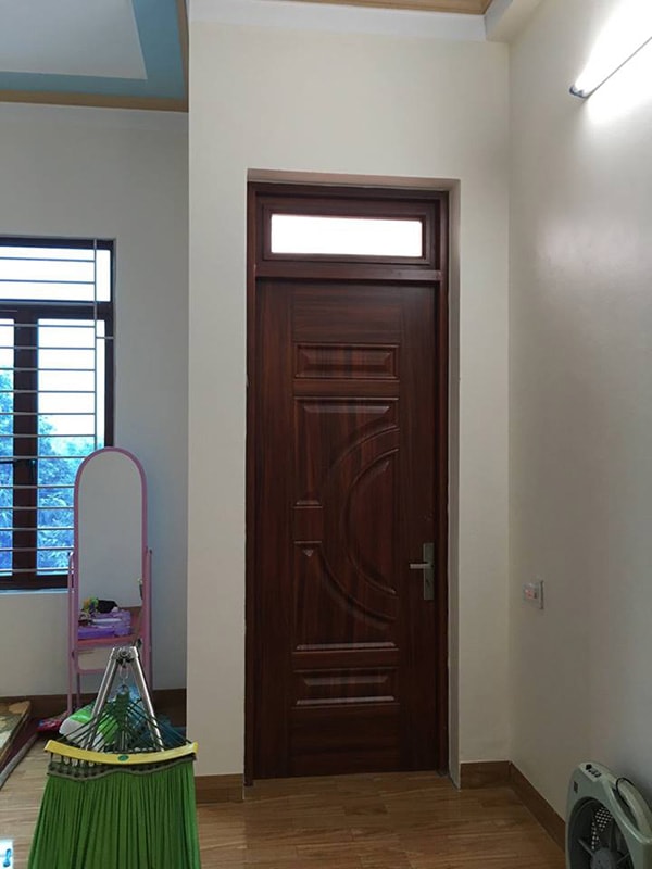 Mẫu cửa thông phòng đẹp, sang trọng với cửa thép vân gỗ