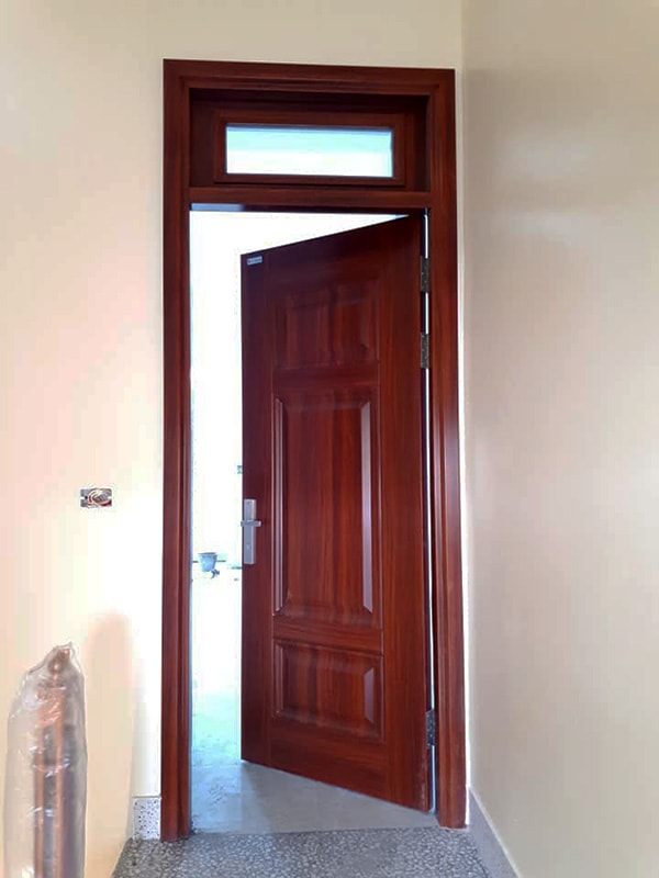 Mẫu cửa thông phòng đẹp, sang trọng với cửa thép vân gỗ
