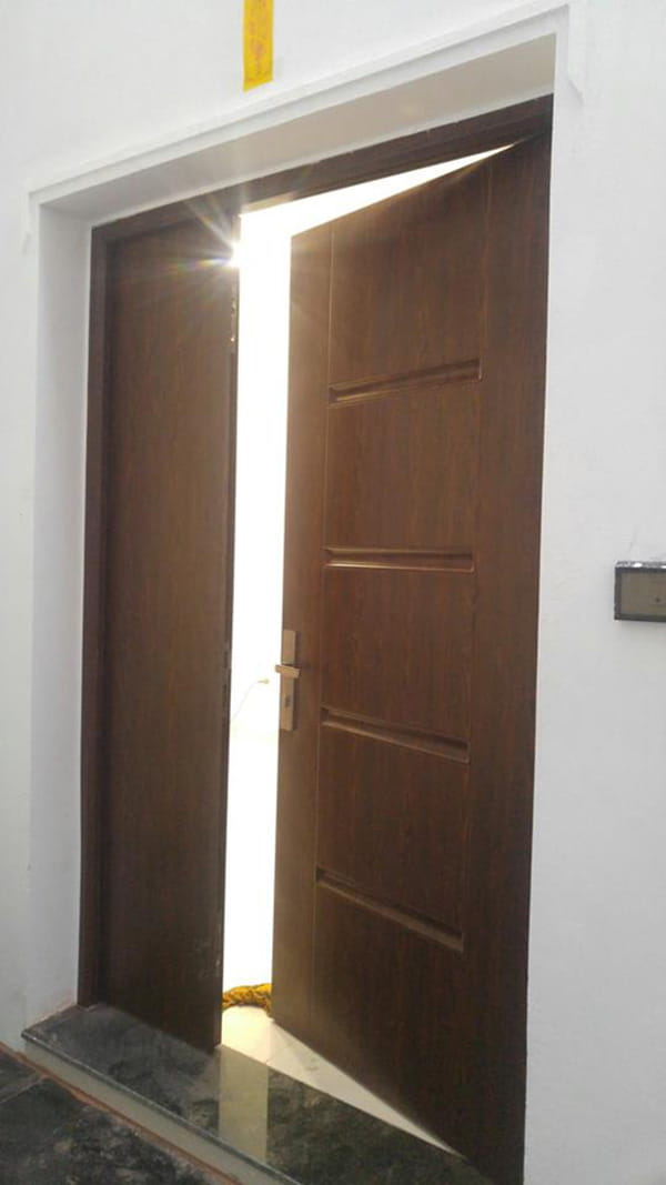 Mẫu cửa thông phòng đẹp, sang trọng với cửa thép vân gỗ